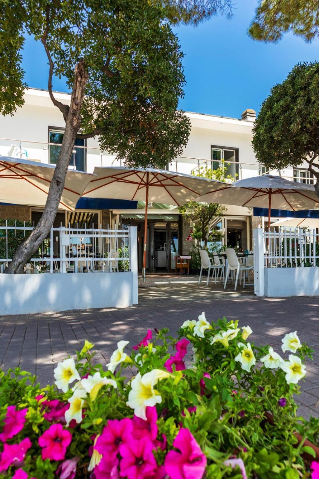 Piccolo Hotel Le Palme San Bartolomeo Al Mare Εξωτερικό φωτογραφία